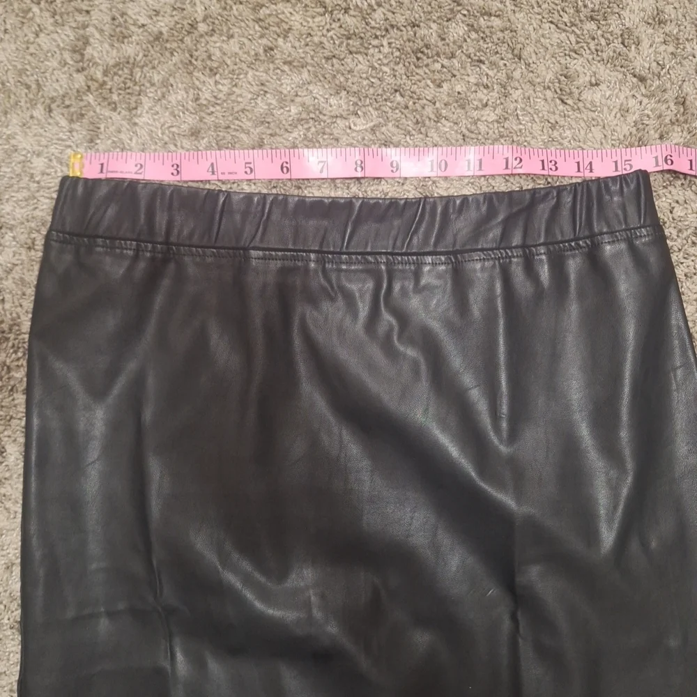 Joan Rivers Faux Leather Classic Black Pencil Skirt - M